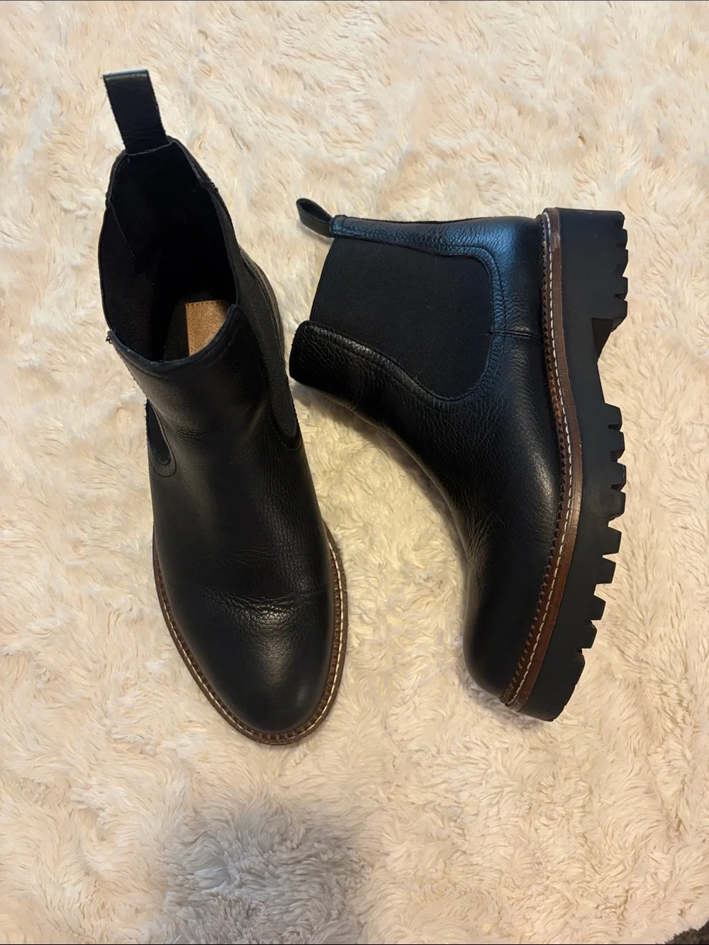 Women’s Black Chelsea Boots - Pull-On Lug Sole